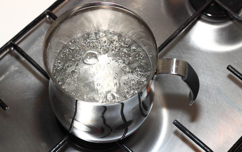 喝“千滚水”会造成亚硝酸盐中毒 