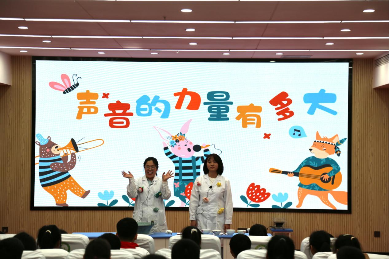 童眸探科学 实验绽奇光 ——许昌市科技馆开展“科普润童心 点亮强国梦”科普剧及科学实验秀巡演活动 