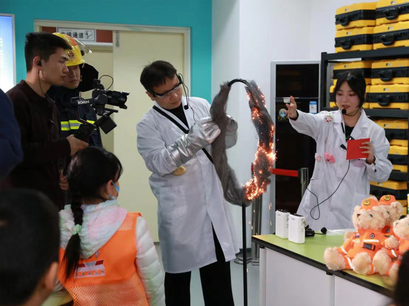 消防零距离·安全伴童行——2025年许昌市科技馆第七期科普少年行成功举办！