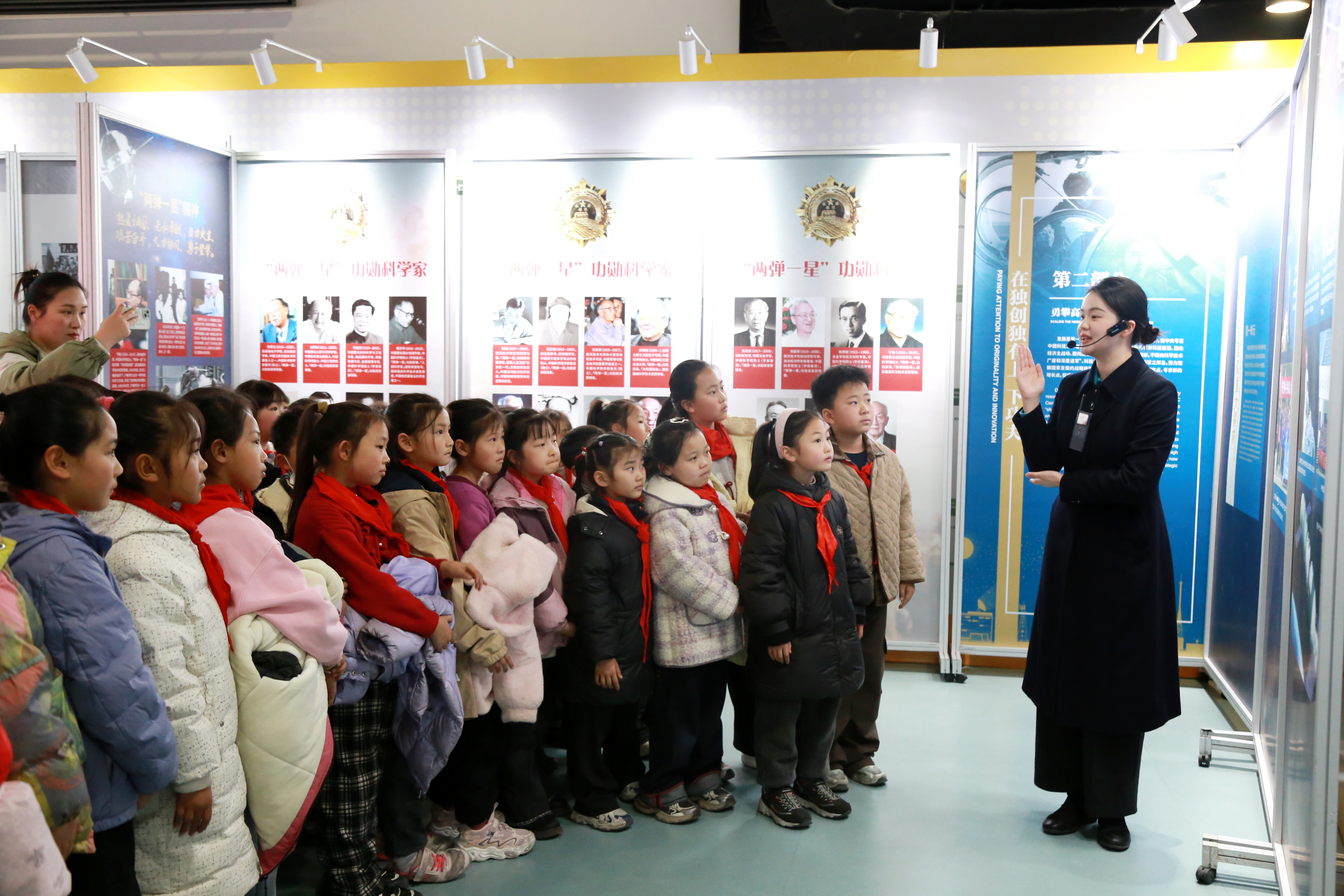 奋进百年征程 传承红色基因——许昌市科技馆“党领导下的科学家”主题展点燃少年强国梦 