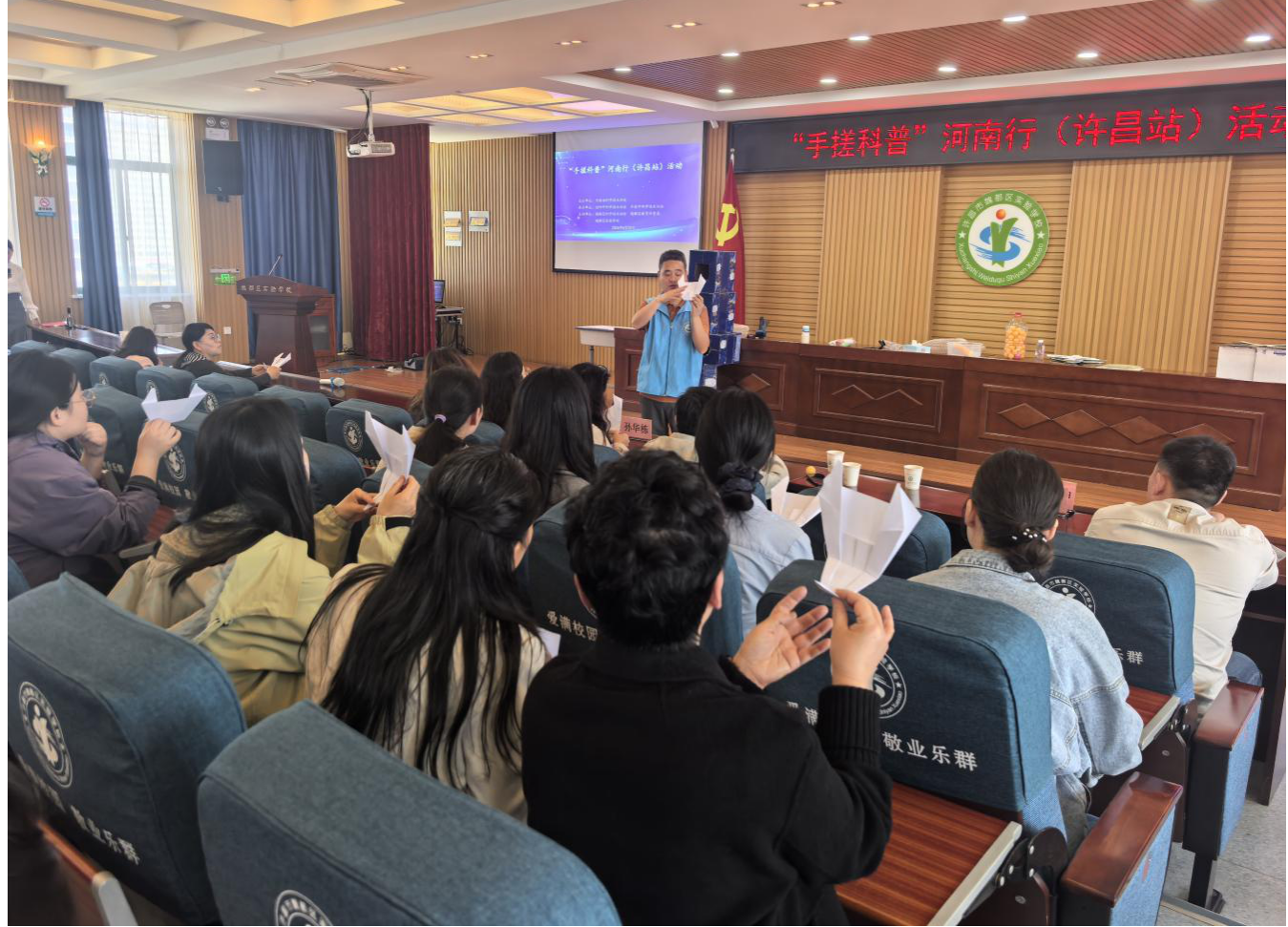 1+1＞2：馆校共育科学梦——许昌市科技馆邀请尚东小学开展沉浸式科普研学活动 