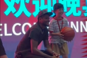 没架子！杰伦·格林出席晚宴给球迷签名&合影 贴心蹲下配合小球迷